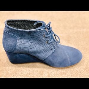 TOMS Blue Suede Lace Up Desert Wedge Booties, 7.5